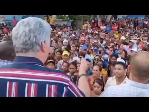 Ciudadano Cubano Interroga a Canel sobre Pintura de Pueblo Durante Discurso Publico