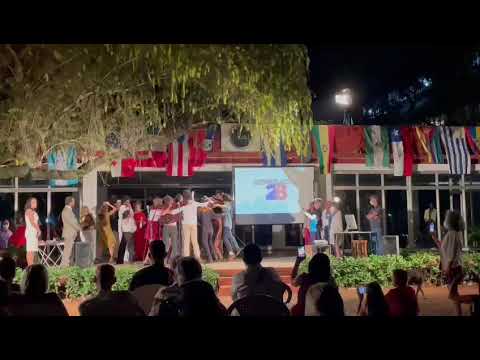 Estudiantes de la EICTV recogen el titulo de Ayrton Paul entre quejas de asistentes