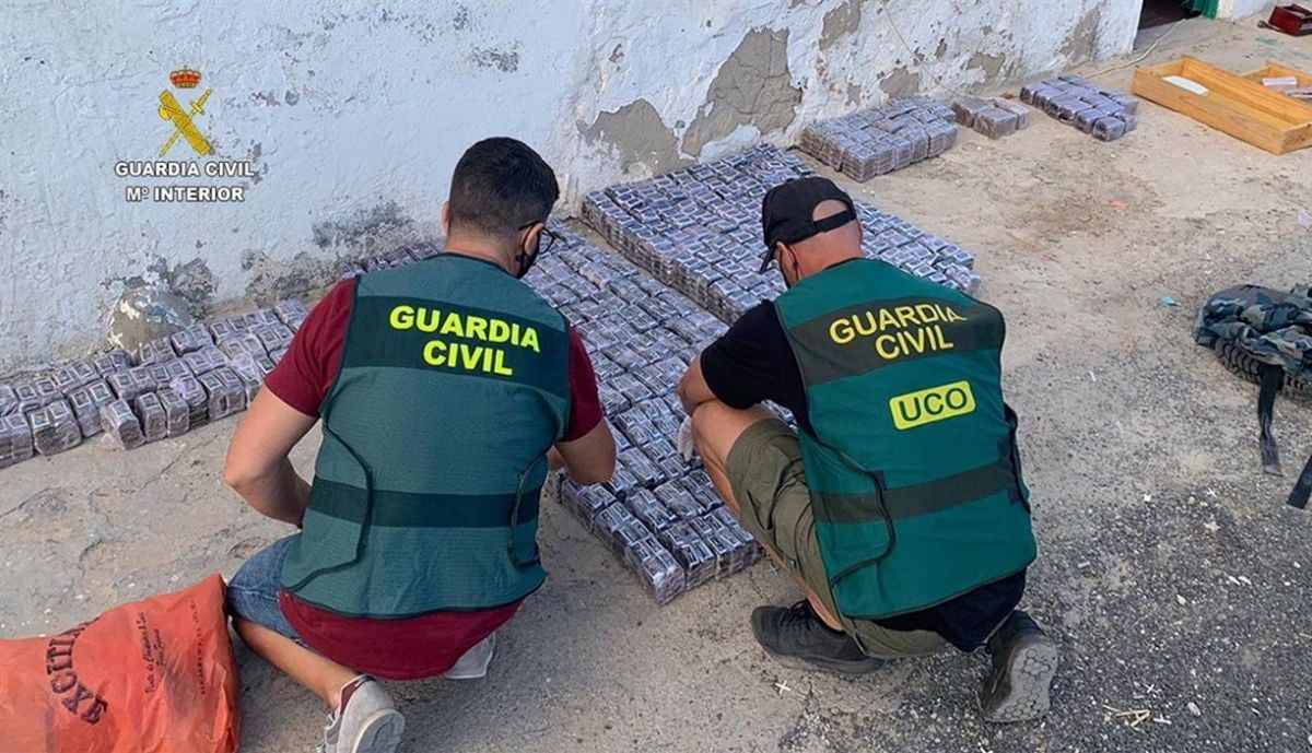 agentes de la guardia civil en el desmantelamiento de una red que introducia hachis en canarias desde africa 12 1200x689