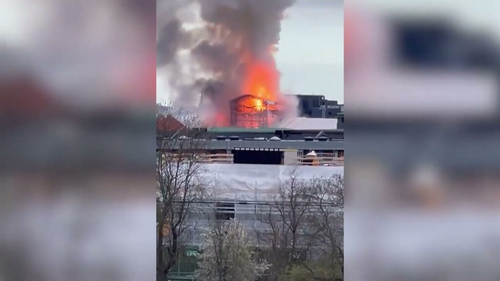 Devastador Incendio en la Bolsa de Copenhague Derriba Chapitel Historico