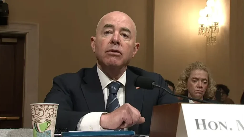 EEUU acelera deportaciones y tramites de asilo para migrantes solteros