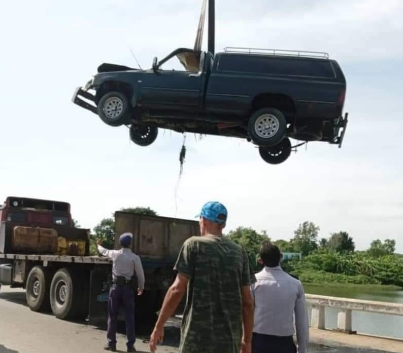 Carro Fúnebre Cae al Río