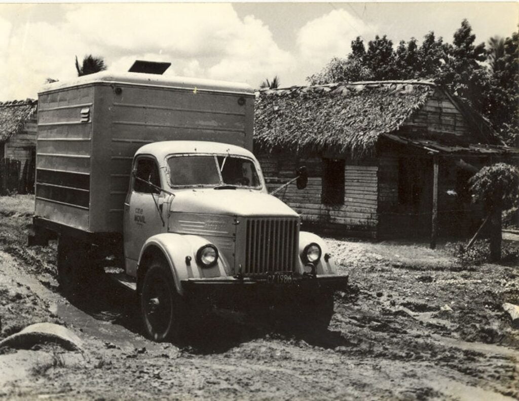 Camion del cine movil en Camaguey Foto 1 . Adelante y cortesia de Alberto Sedeno