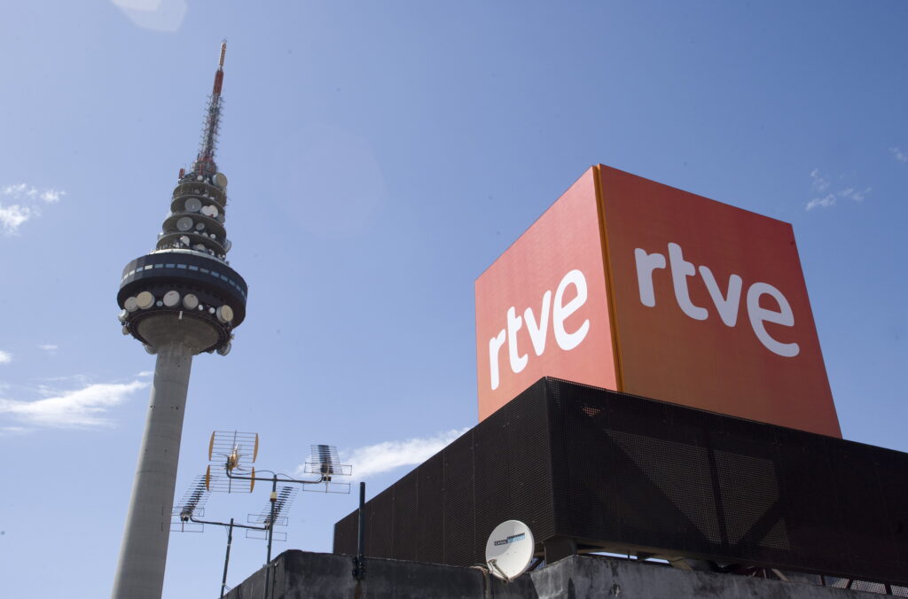 Torre y logo de RTVE bajo cielo azul