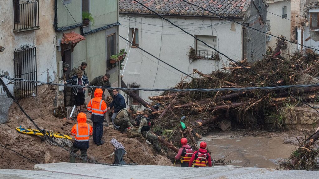 Rescate en inundación con escombros y bomberos