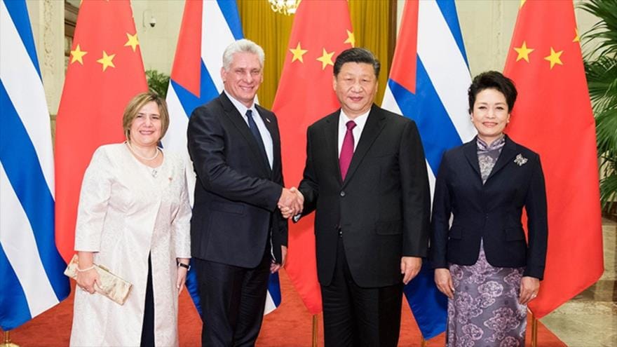 Líderes diplomáticos en evento formal con banderas