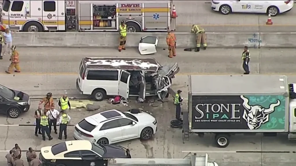 Accidente de tráfico con varios vehículos dañados