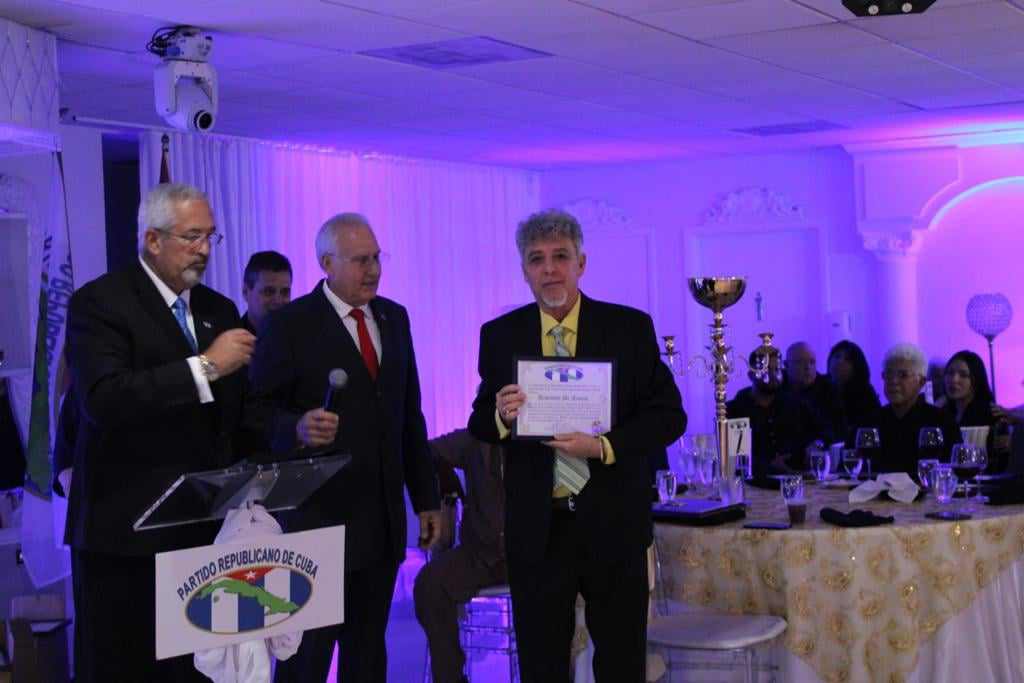 Hombres en evento formal reciben premios y reconocimientos