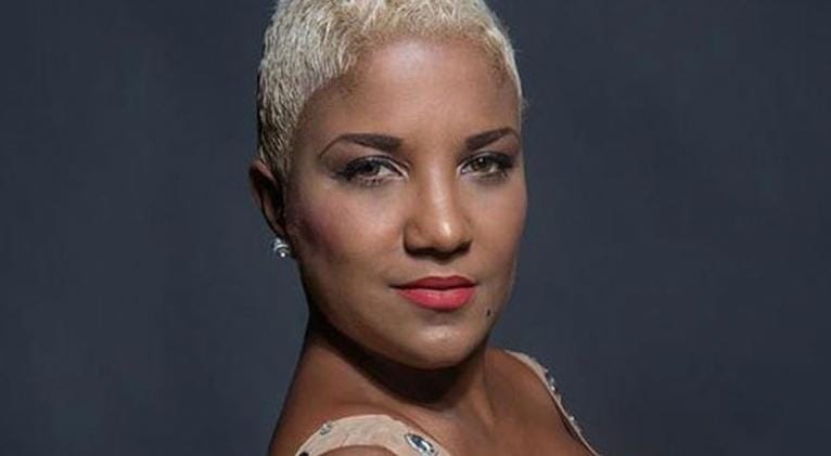 Retrato de mujer con cabello rubio corto