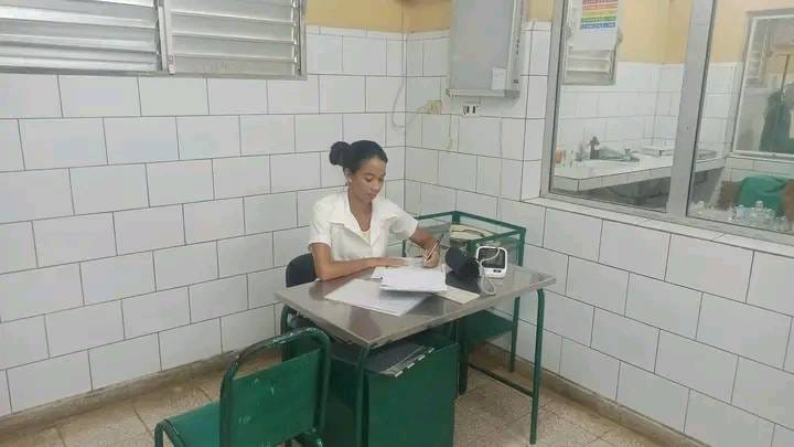Mujer revisando documentos en oficina de hospital