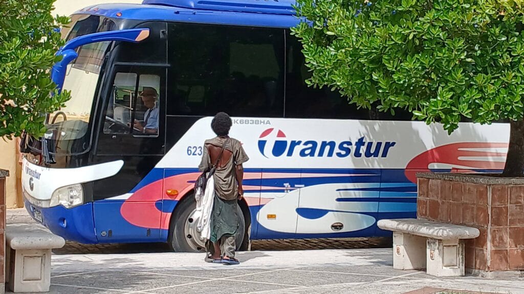 Persona junto a autobús de Transtur