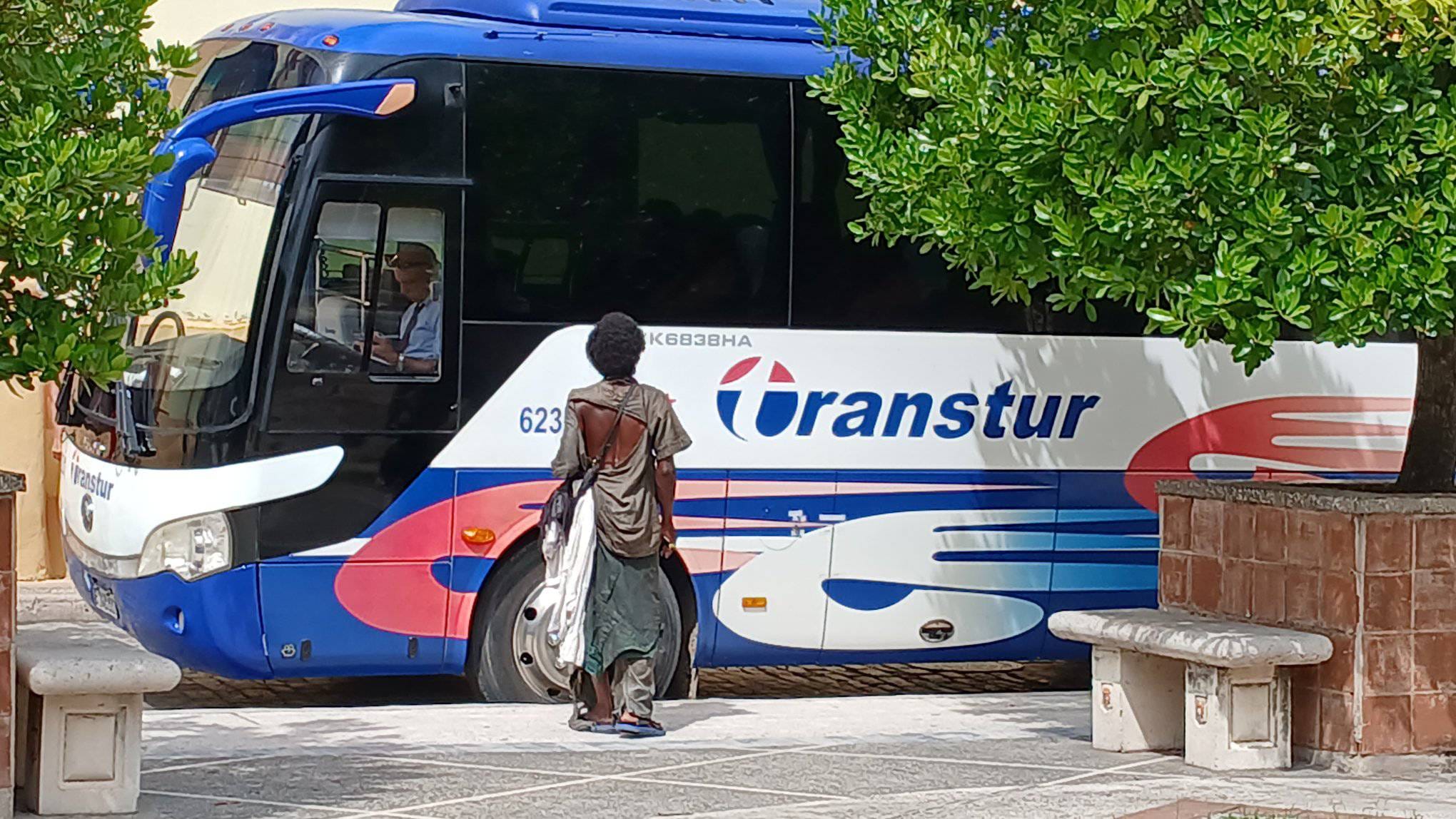 Persona junto a autobús de Transtur