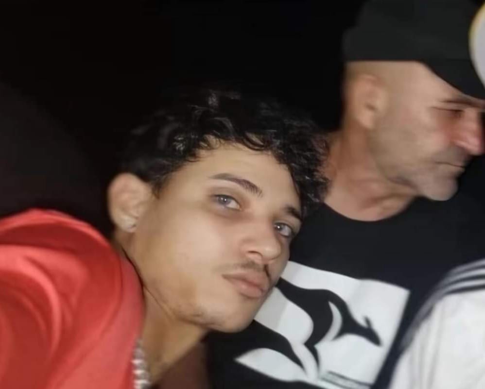 Dos hombres jóvenes en selfie nocturno