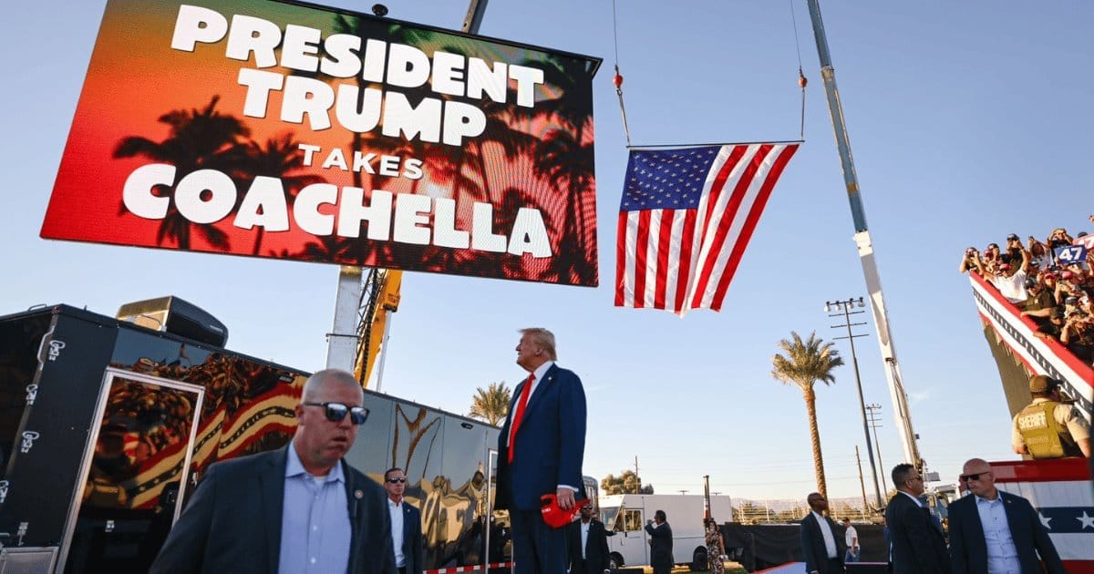 Cartel grande anuncia evento político con bandera americana