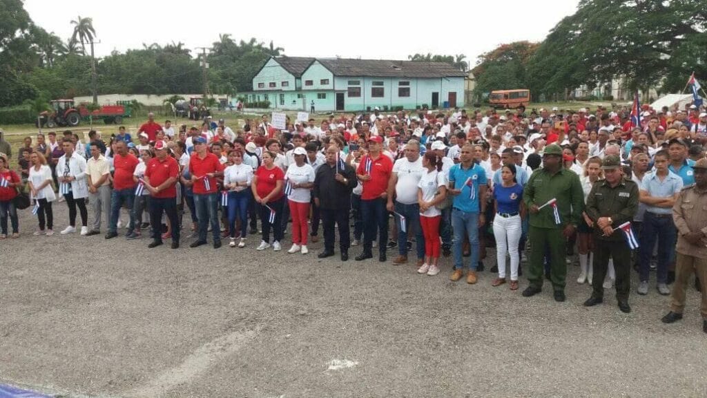 Grupo grande de personas en acto cívico