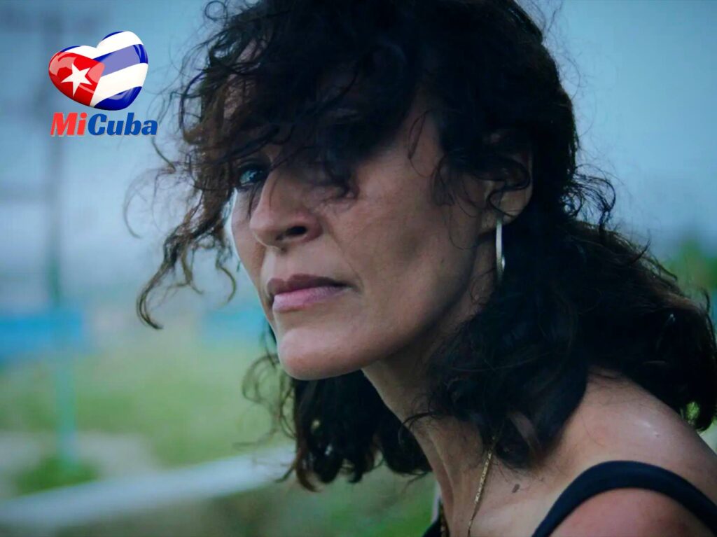 Mujer contemplativa con logotipo 'Mi Cuba'