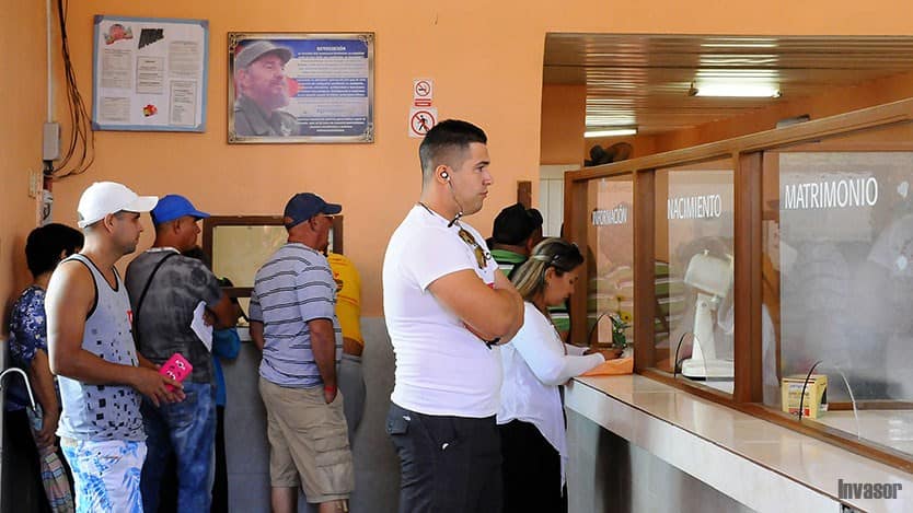 Personas esperando en ventanillas de registro civil