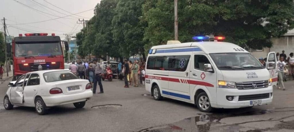 Accidente tráfico con bomberos y ambulancia atendiendo