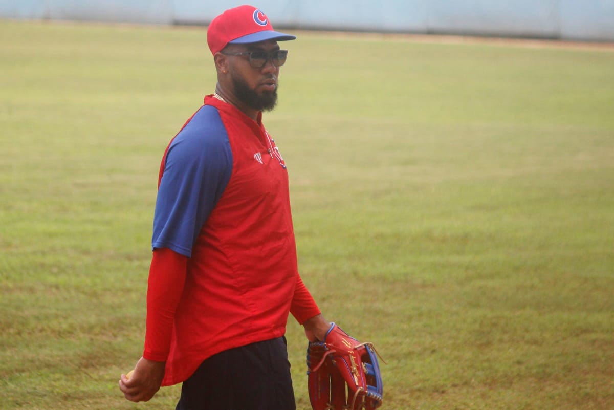 Jugador de béisbol caminando en campo con guante