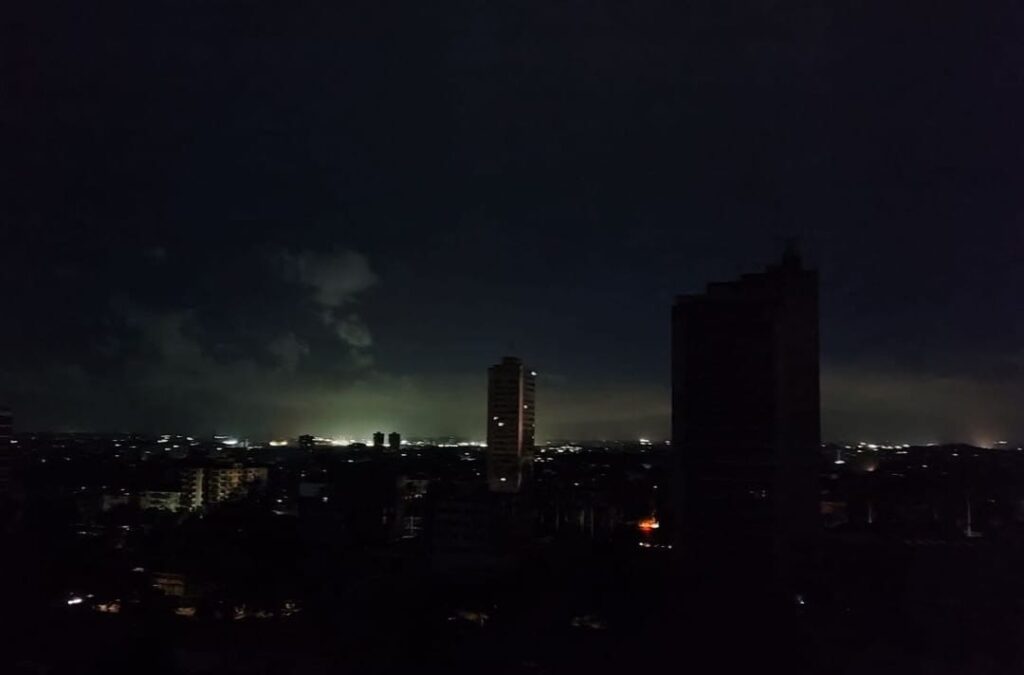 Nocturno urbano con rascacielos y cielo oscuro