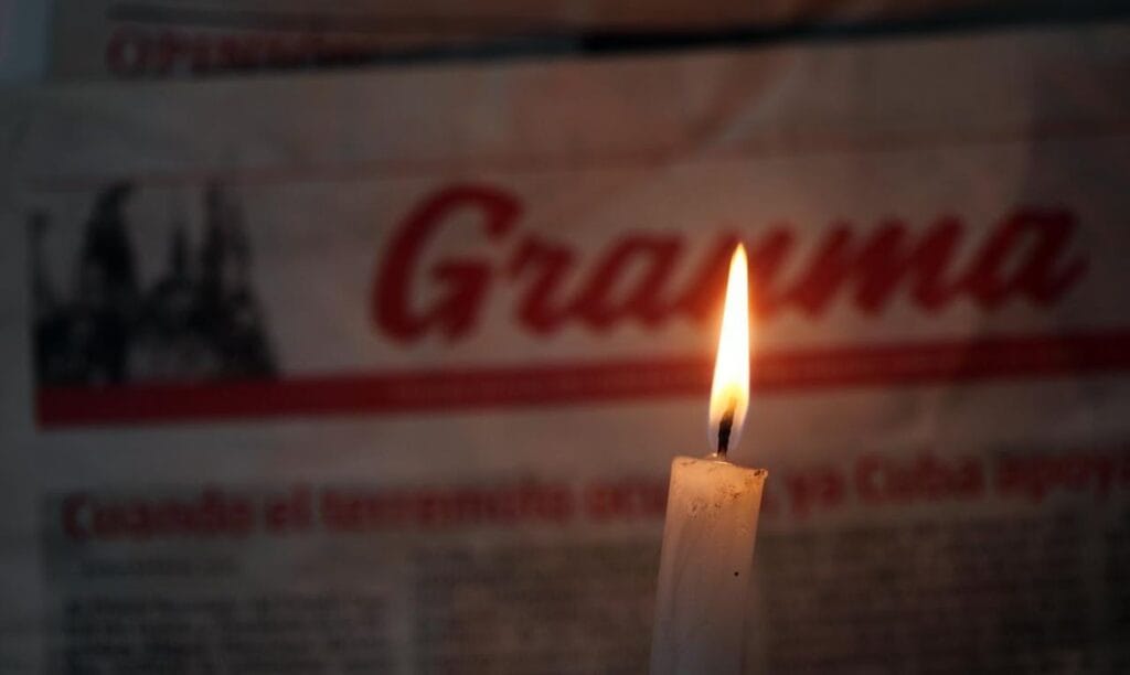 Vela encendida delante de periódico 'Granma'