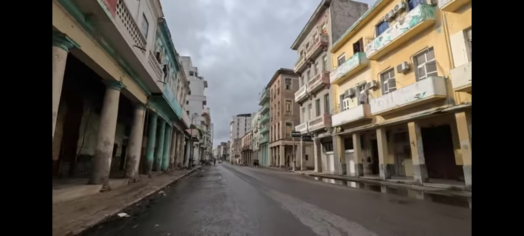 Calle desierta con edificios coloridos y desgastados