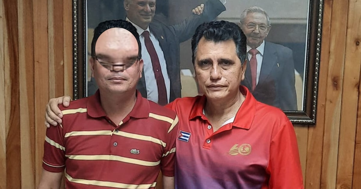 Dos hombres frente a retrato enmarcado