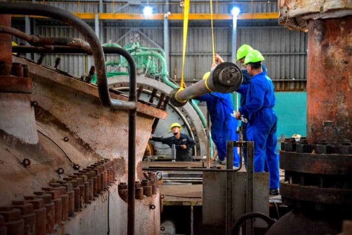 Trabajadores con cascos en fábrica industrial
