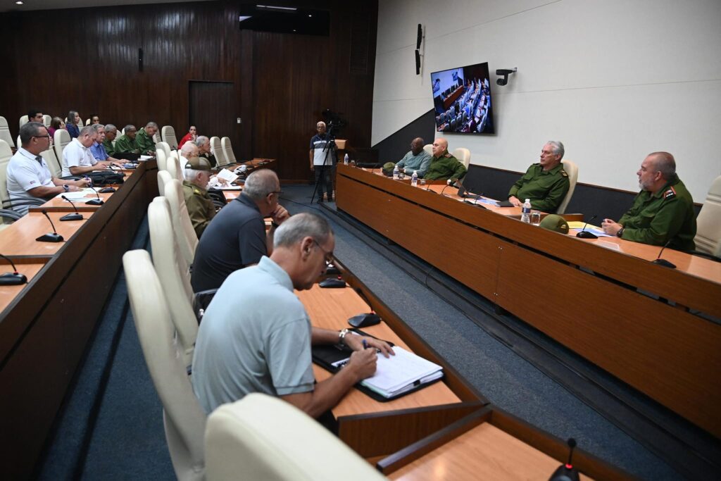 Reunión de militares en sala con pantallas