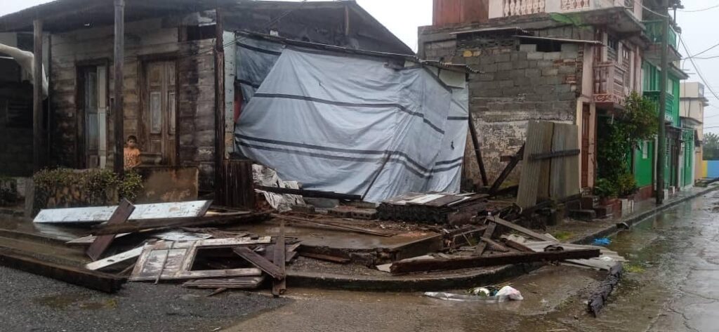 Calle con edificios dañados tras tormenta