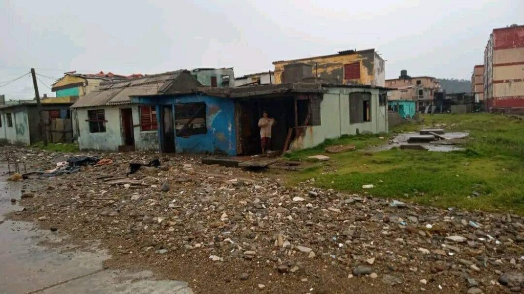 Casas dañadas tras desastre en zona urbana