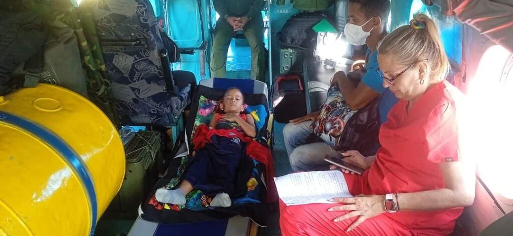 Niño enfermo en helicóptero con personal médico