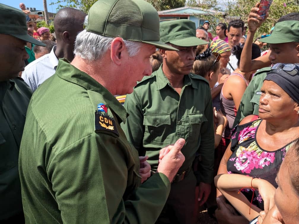 Oficiales interactúan con civiles en evento público.