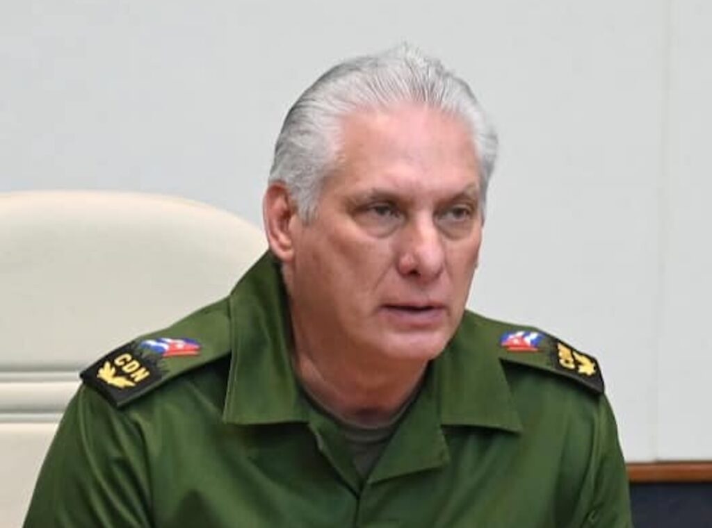 Hombre en uniforme militar observando seriamente