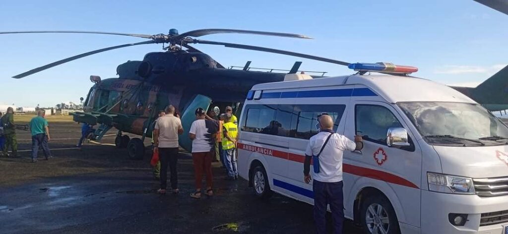 Helicóptero y ambulancia en operativo de emergencia