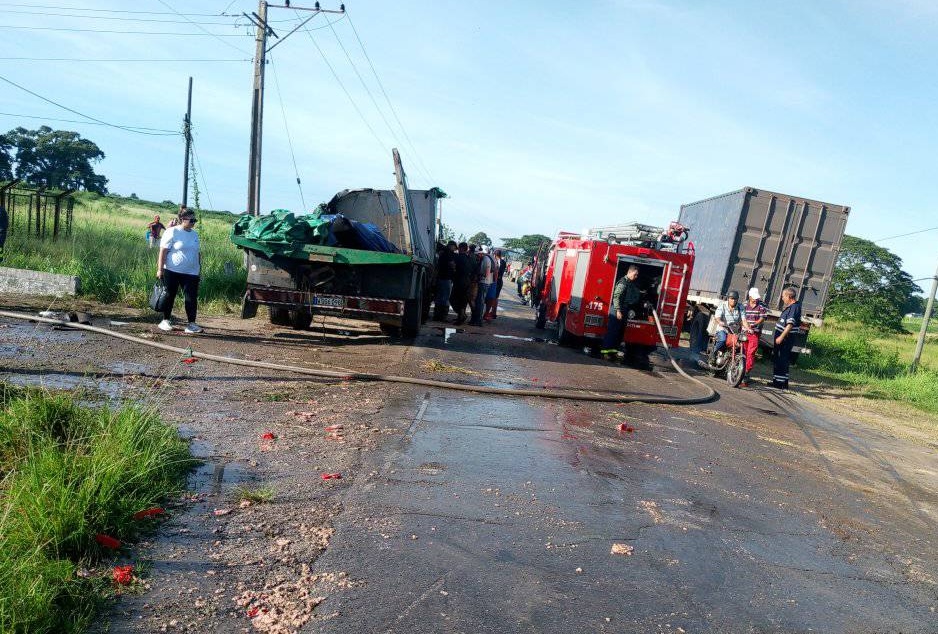 Accidente de camiones con bomberos y espectadores