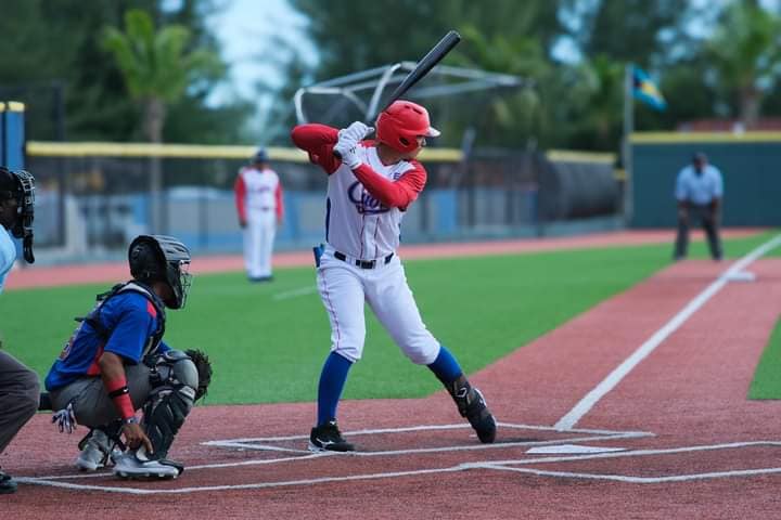 Jugador de béisbol golpeando bate en juego