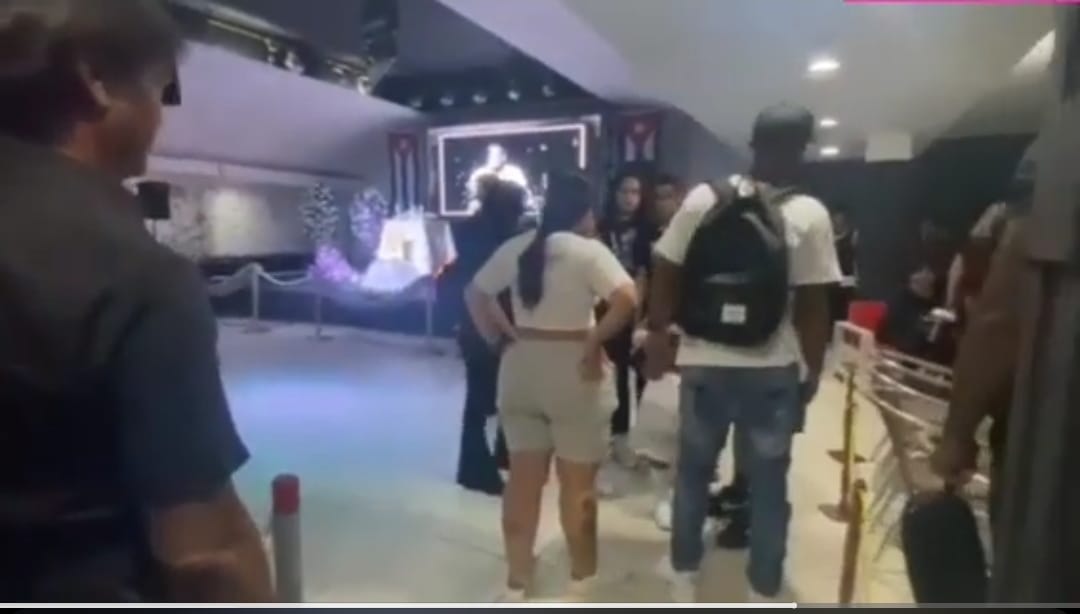 Personas en una exhibición con iluminación tenue