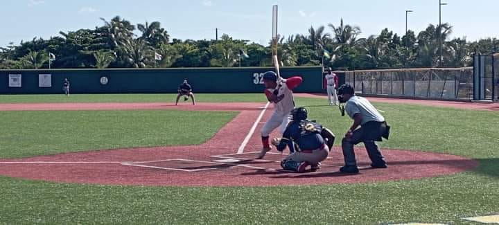 Jugadores de béisbol en acción durante un partido