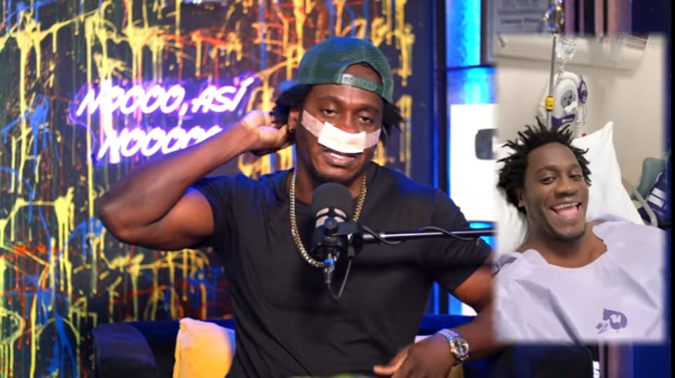 Dos hombres sonrientes en estudio de podcast colorido