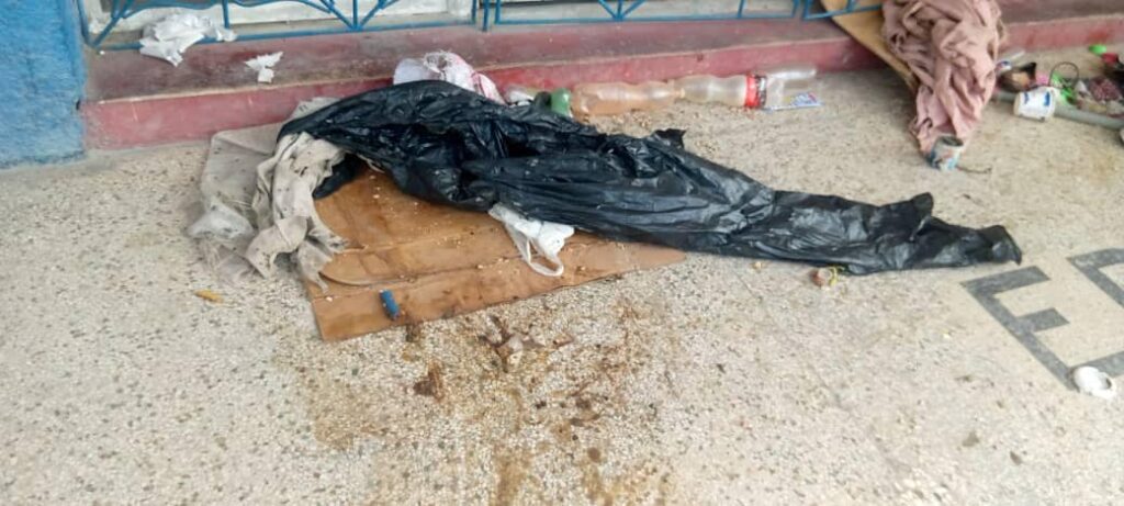 Desperdicios y plásticos en suelo de acera urbana