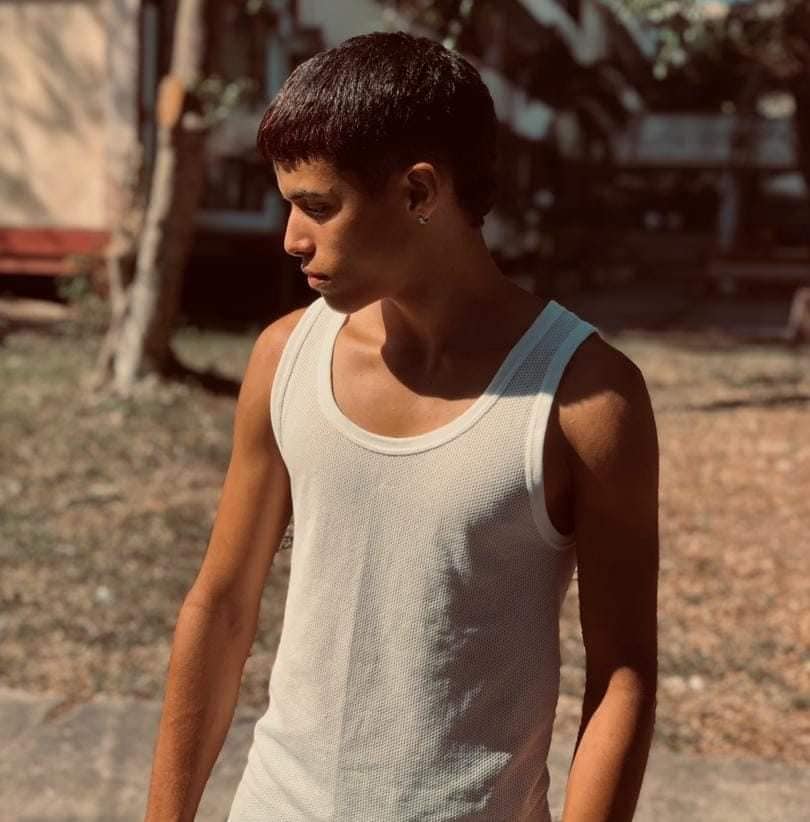 Joven en camiseta blanca mirando a un lado