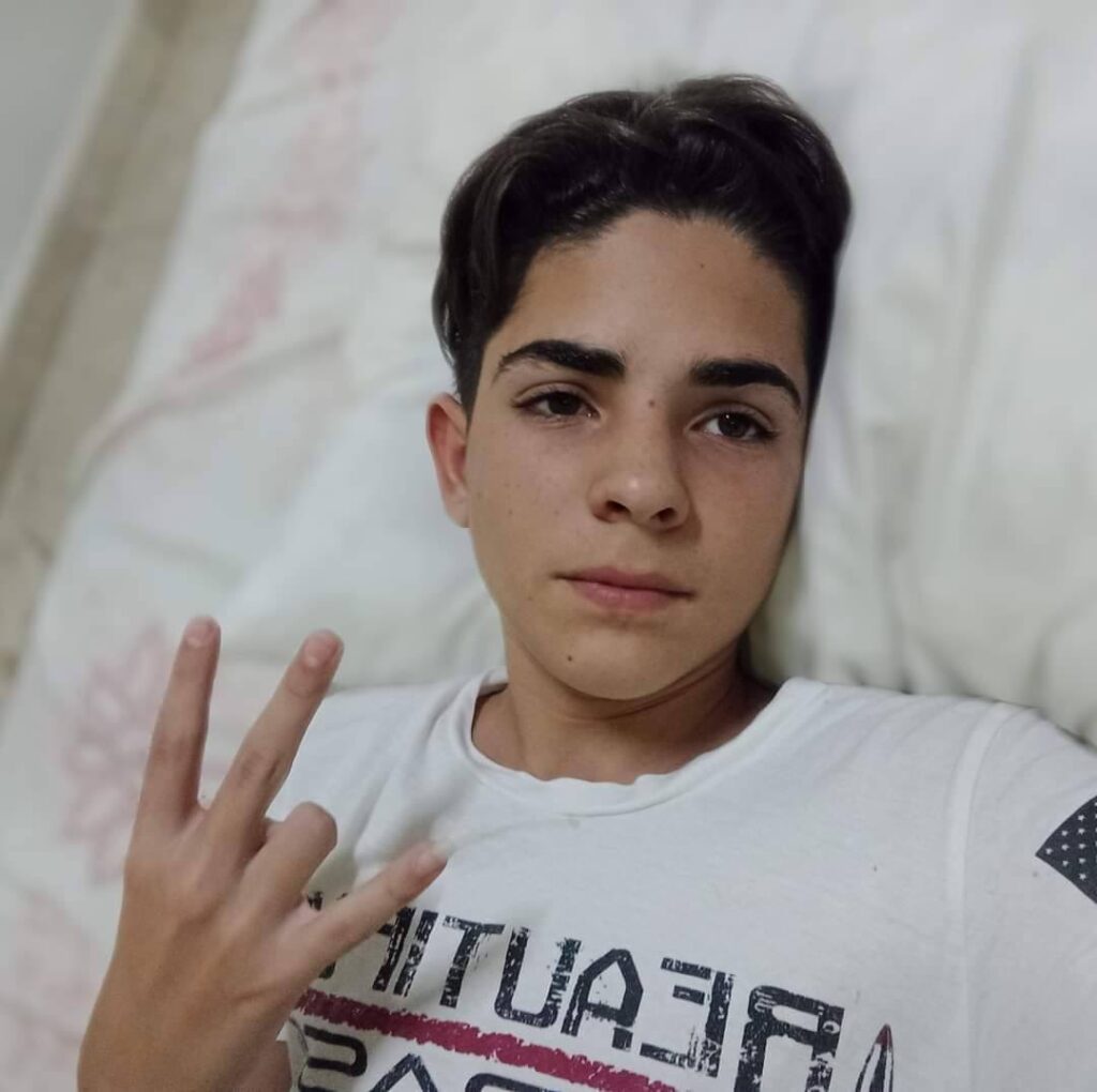 Joven posando con gesto de paz