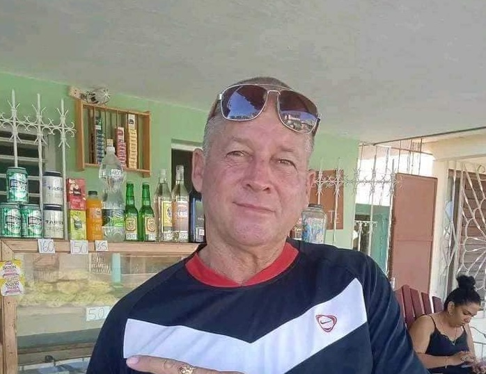 Hombre en bar con gafas de sol y camiseta deportiva
