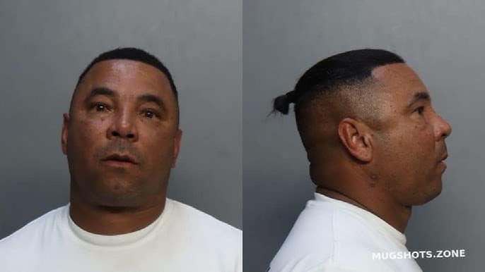 Hombre con camiseta blanca, frente y perfil