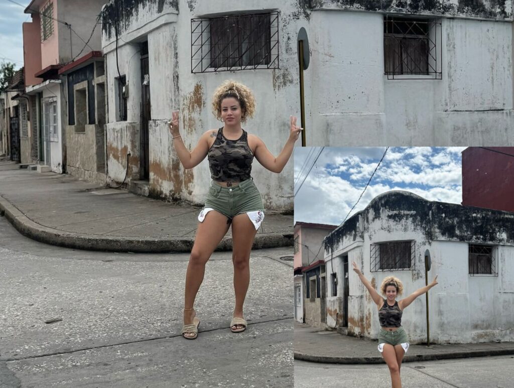 Mujer joven posa feliz en calle antigua