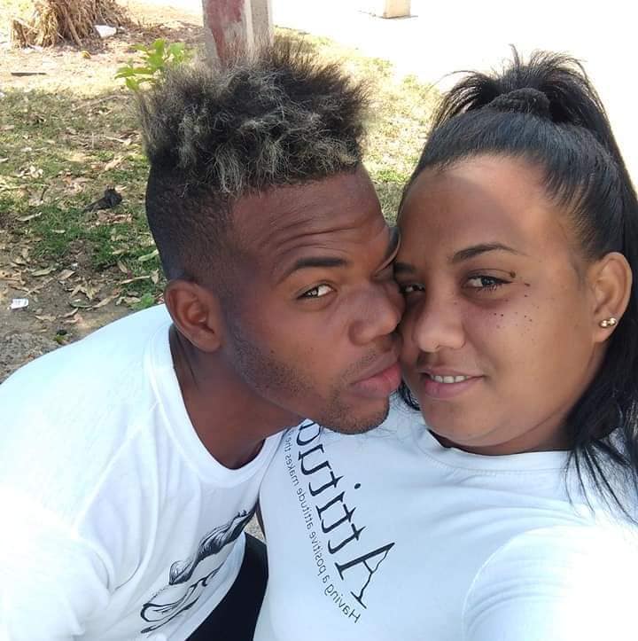 Pareja sonriente con camisetas blancas abrazándose