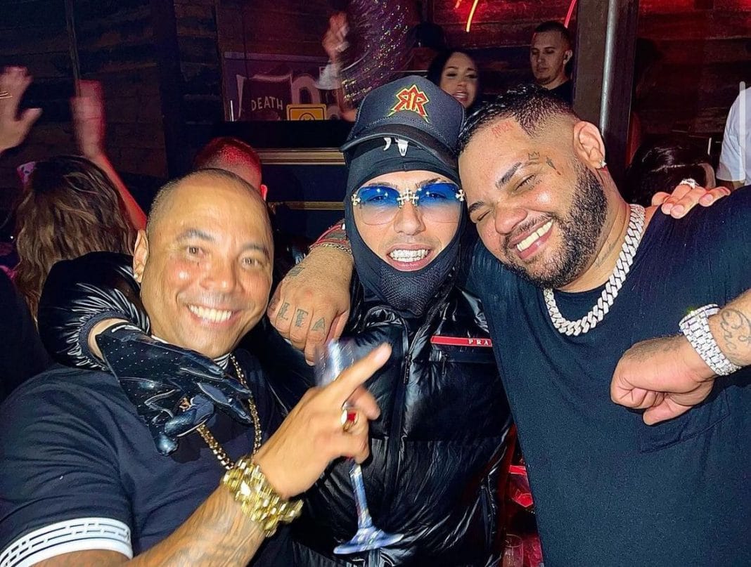 Tres hombres sonriendo en un club nocturno