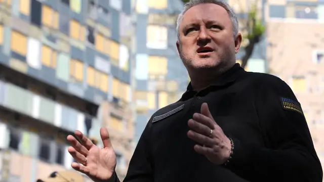 Hombre hablando en público, gesto con manos