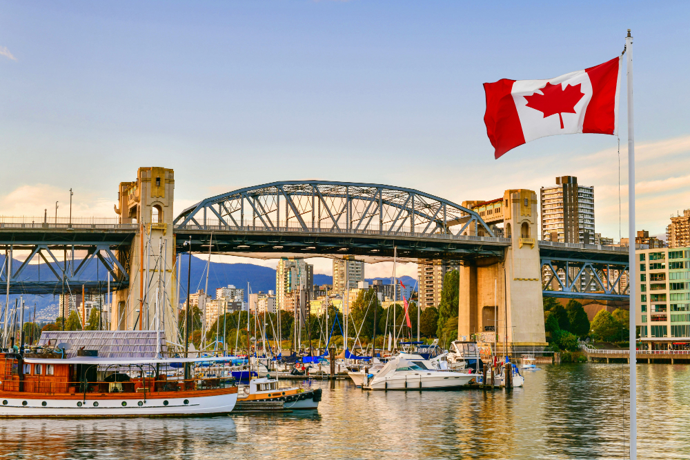 Puente, barcos y bandera canadiense en Vancouver